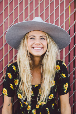 tutsiejane:  Molly Gilholm makes me smile &lt;3 