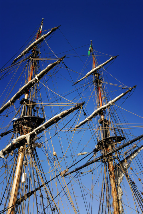 lokifenokee: The Lady Washington The Lady Washington is a 99 ton brig, built as a full scale replica