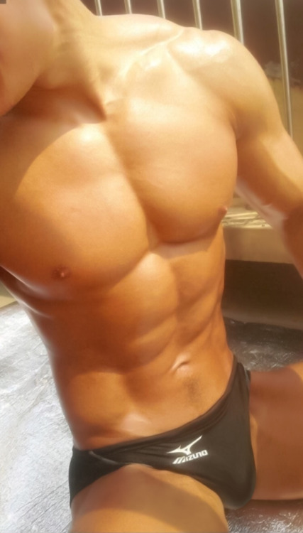keepemgrowin:  Smooth, sexy swimmer… 