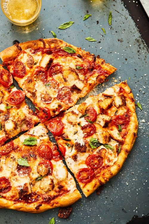 daily-deliciousness:  Chicken parmesan pizza