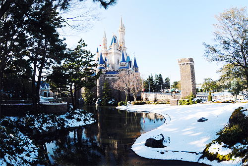 mickeyandcompany:  Disney Christmas Countdown [07/??]: Tokyo Disneyland under snow