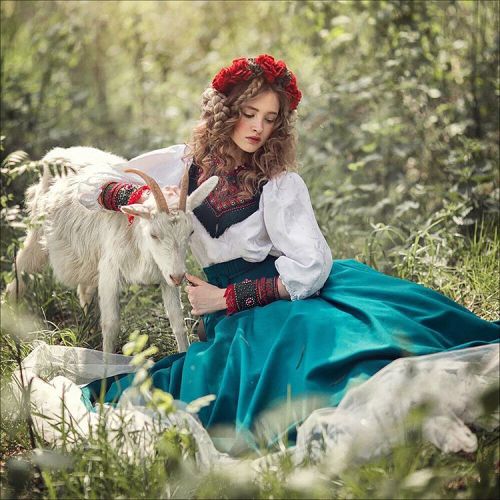 notimpossiblejustabitunlikely:ohsoromanov:Margarita Kareva bringing Russian fairy tales to life.  Fo