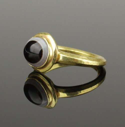 gemma-antiqua:Ancient Roman gold and eye agate ring, dated to the 2nd century CE. The eye agate gems