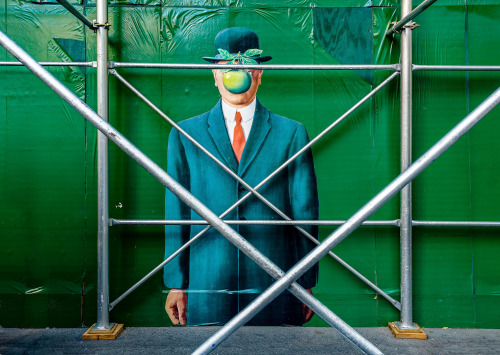 “Magritte - New York City”, 2020. Photographer and muralist unknown.