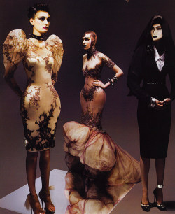 labsinthe:  &ldquo;Long Live McQueen&rdquo; photographed by Richard Burbridge for V 2007 