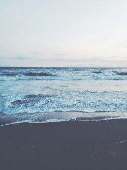 lauralethal:  Peacefully turbulent. on We Heart It.