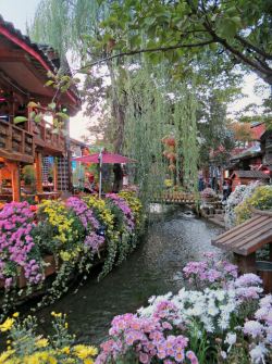 visitheworld:  Lijiang old town, Yunnan / China (by Linda de Volder).