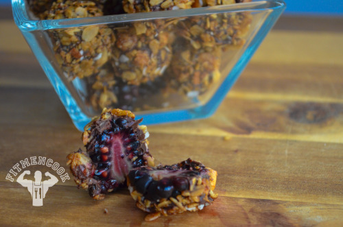 Dark Chocolate &amp; granola covered blackberries. (traduccion abajo) Ingredients: cacoa semi-sweet