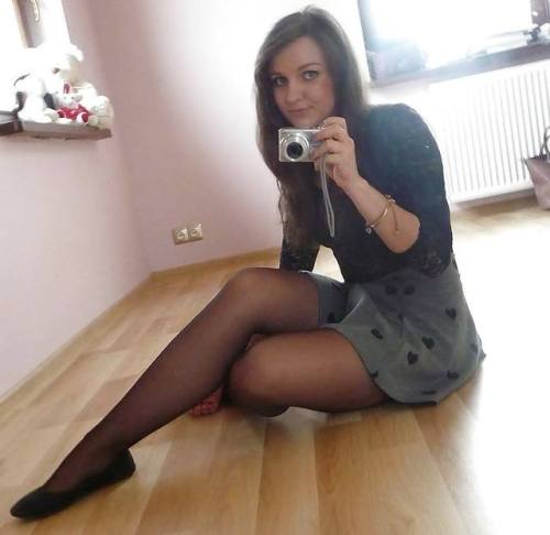 More Nylon-Babes: www.mylegs24.de/sexy-legs-in-nylon/Daily Photosets showing sexy legs in Pub