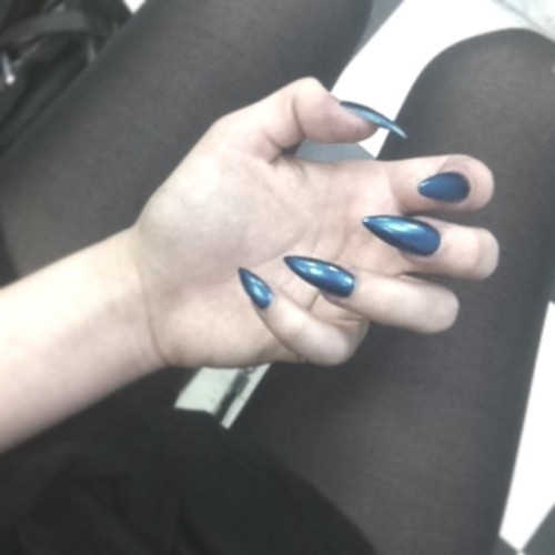 extacitic:  ✨ #claws #nails  I want someone with claws like this to dig them into me. And not just i