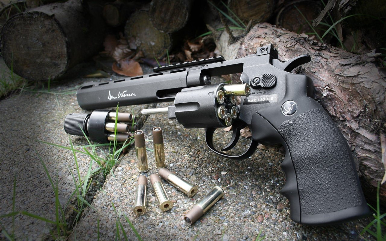 gunsknivesgear:  Dan Wesson Revolver.