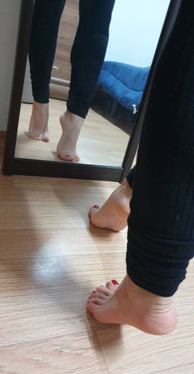 Just look at the amazing feet of @kitfets! How can you not fall in love with such meaty soles and to