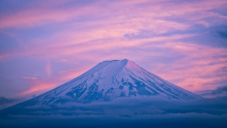 fuckyeahjapanandkorea:  瑞雲 (Mt. Fuji with Colored Clouds) (by Yuga Kurita) 