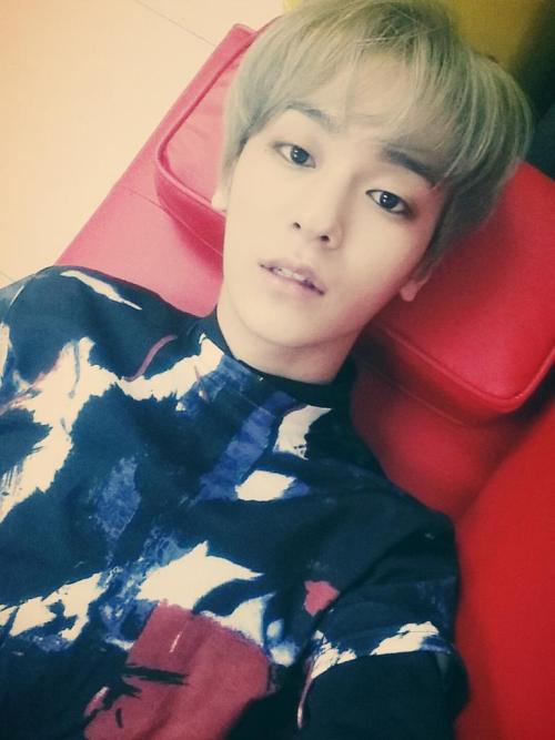fyteensontop:   오~~ 우리 1500일~ 대쓰박~!! 대투더박~   Oh~~ Our 1500th day~ Daebaak~!! Dae to the bak~ trans. cr; fyteensontop source; Niel’s twitter 