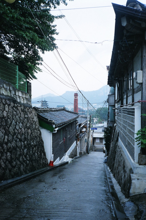 lovesouthkorea:   	從北村韓屋離開，巷弄間通往三清洞 by 玉澍臨鋒 Alley in Bukchon, Seoul