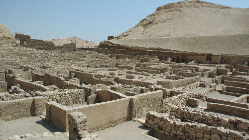 mostly-history: Ruins of the Sumerian city of Uruk, the oldest city in the world. During the Uruk Pe