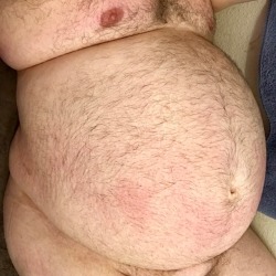 bloatedchowhound:  Because I want to - here’s an updated belly pic. (Bunch of text on this “picture only” blog.)  What do you think?  Skin has been rather taut and sore all day. And I don’t know if you can tell, but my belly button is the shallowest