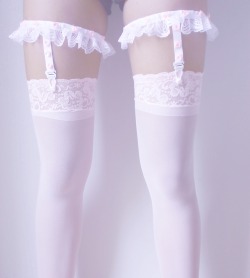 shop-cute:  Floral Thigh Garter in White