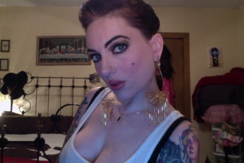 lilyhex:  4am self shots prior to making this vlog (the 1st of weekly for 1 year)Edie Sedgwick earrings on for good luck. 