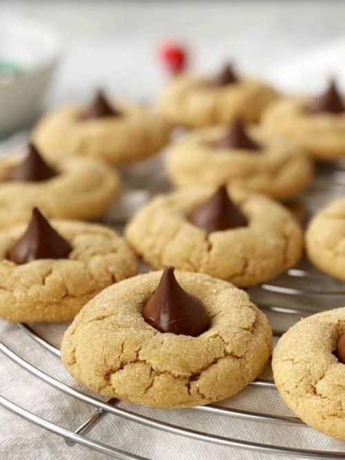 fullcravings:  Best Peanut Butter Kiss Cookies