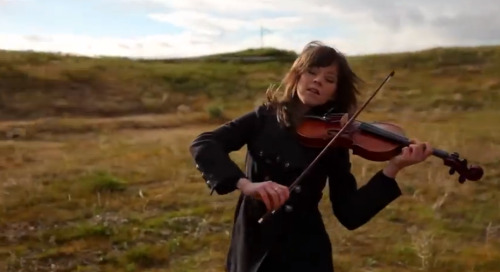 turbotwintastic: proxyjackspicer: Lindsey Stirling A hip hop/dubstep violinist with amazing talent a