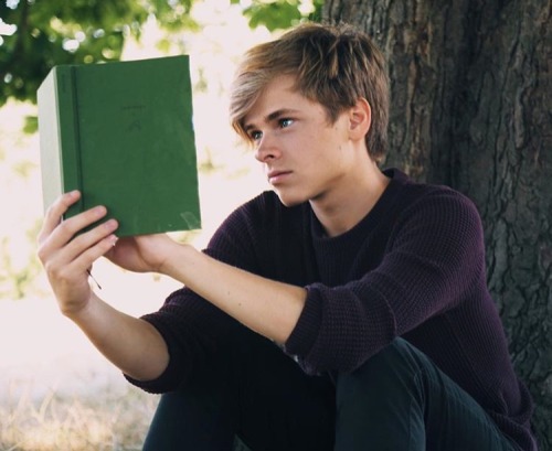 lxkekorns:  lukekorns: Always enjoy getting lost in a good book. Even if it&rsquo;s a book with 