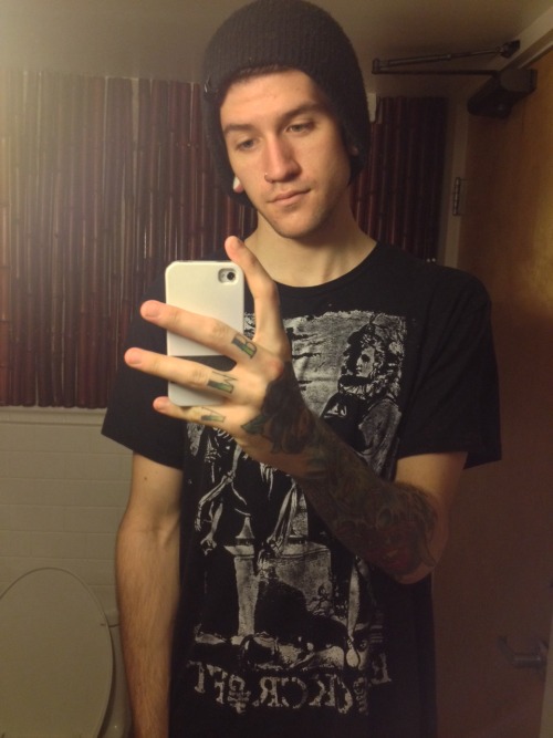 guccikeychain:  2sleepy  how did I find such a hottie wow