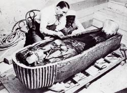 sixpenceee:Howard Carter opening the sarcophagus of King Tutankhamun in 1924