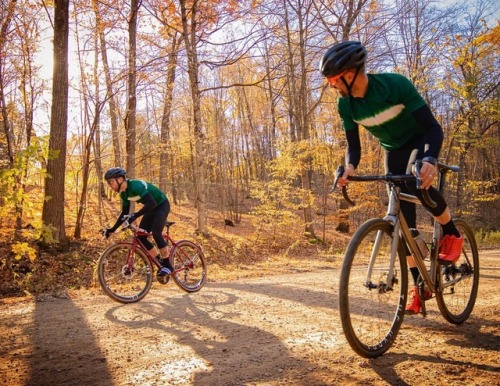 t6ryan:Never not racing. #RideMetal #rideyourbike #autumn #minnesota #cyclinglife #TwinSix (at Mound