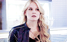 sunsetcurveofficial:Emma Swan + her perfect curly hair