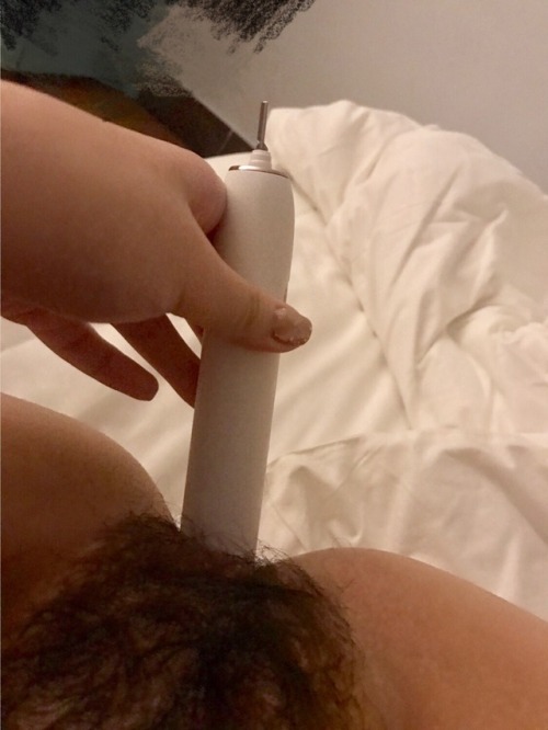rochu-hentaiiibabe:转发这条的主人可以私信我要视频版哦 偷偷拿爸爸的电动牙刷 拆掉牙刷头自慰 电动牙刷这个东西看起来就好色 看到它第一眼心里就有好淫荡的念头了 虽然不喜欢乱伦但是 自