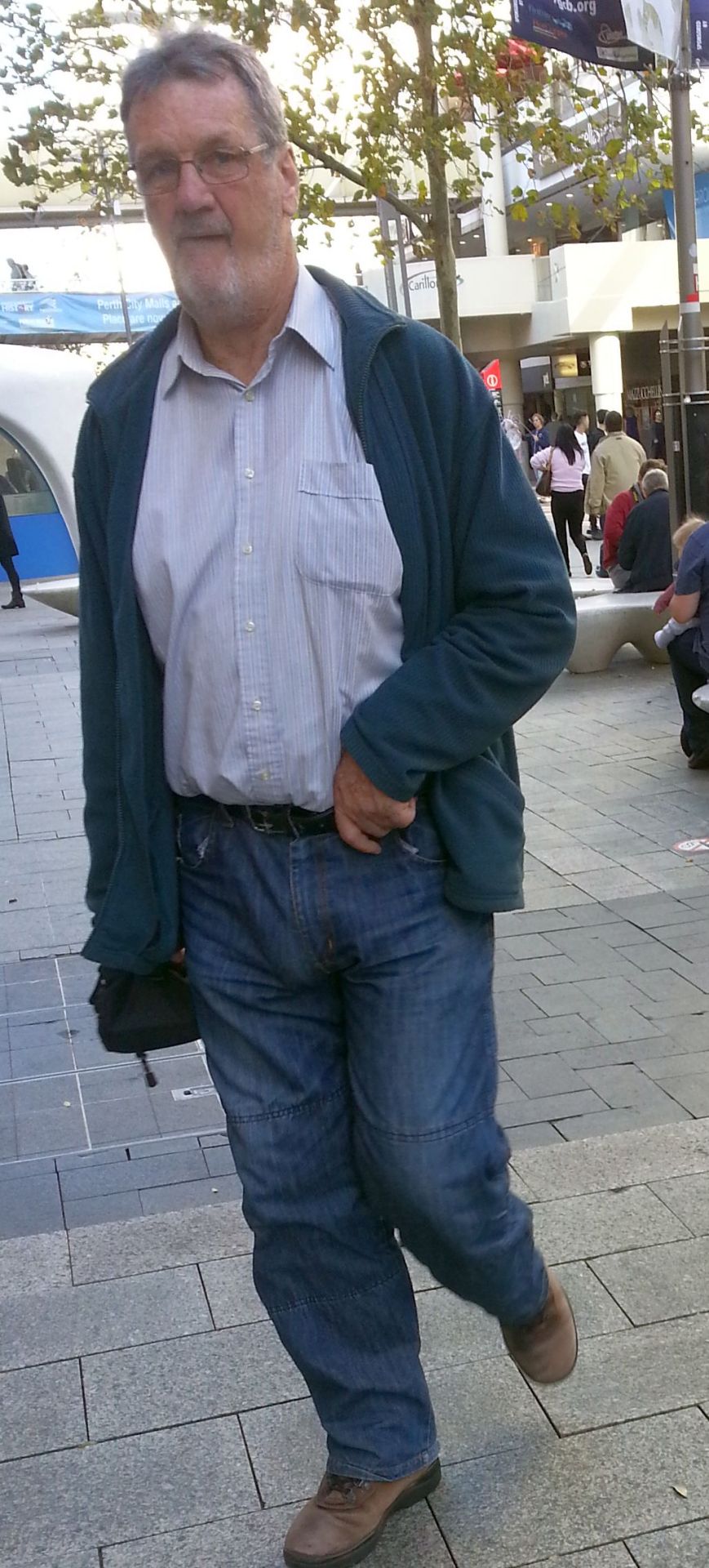 heavybulge:  bulging daddy in the city. as he walked he held onto his jeans upwards,