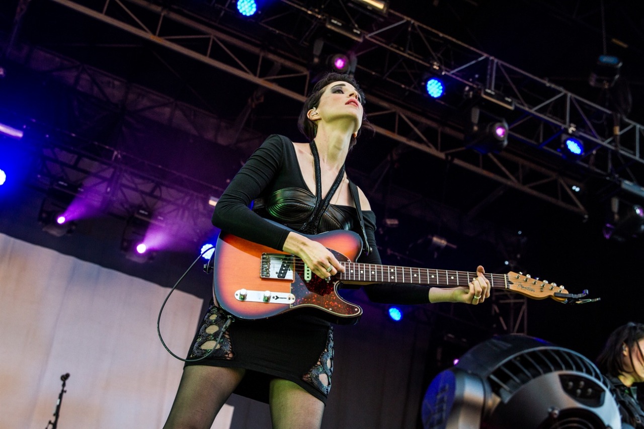 uptightcitizensbrigade:  Anne looking for the bae booty…St. Vincent playing the