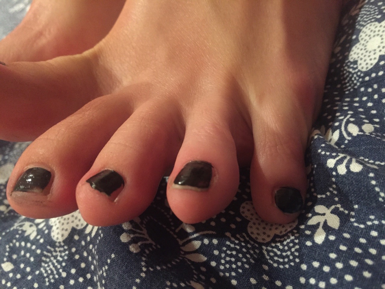 linkasfeet:  Some close up TOES with my bad nail polish work :)
