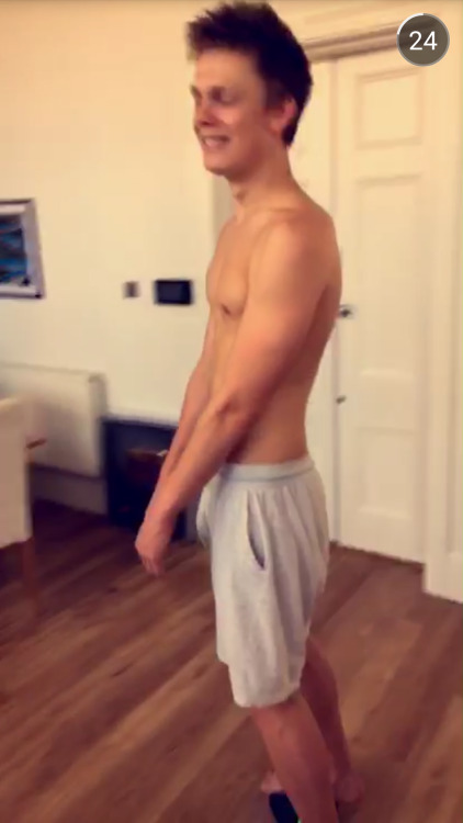 joe-sugg-lover: Caspar Lee and his great looking bulge.  For more check out my blog