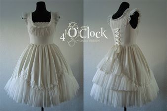 gingerbreadcoffin:  good-golly-lolly:  Four O’ Clock   Swan Princess, by Four O’Clock.