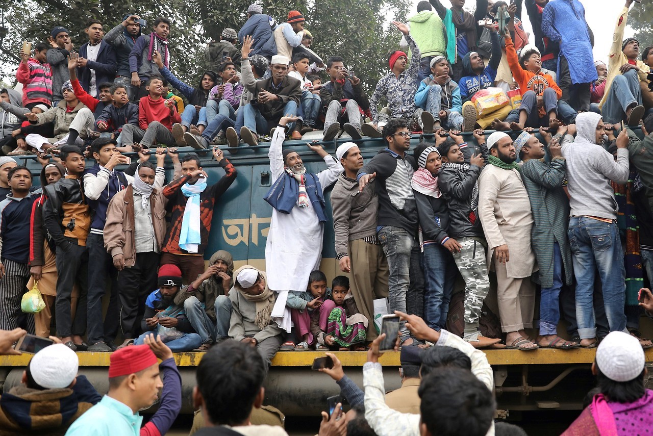 DEVOTOS MUSULMANES. Bangladesh, alrededor de un millón de musulmanes regresan a su casa en trenes de inmersión después de asistir a las oraciones finales de la segunda congregación musulmana más grande en las orillas del río Turag, en Dhaka,...