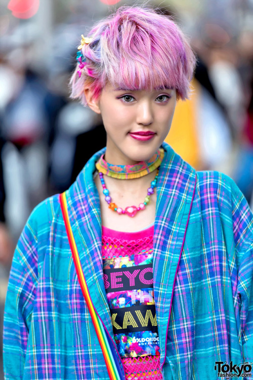 20-year-old Rikarin on the street in Harajuku wearing a long plaid coat from Kinji (resale) over a &