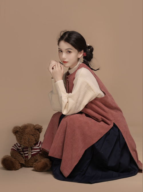 fouryearsofshades:hanfu inspired winter wear by 花朝记The apple pullover is pretty cute. Keep reading