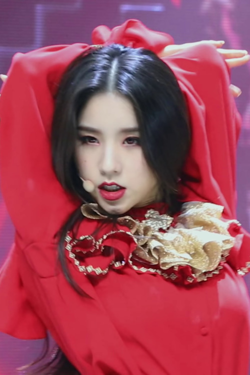 heejin stills from loona’s full moon performance