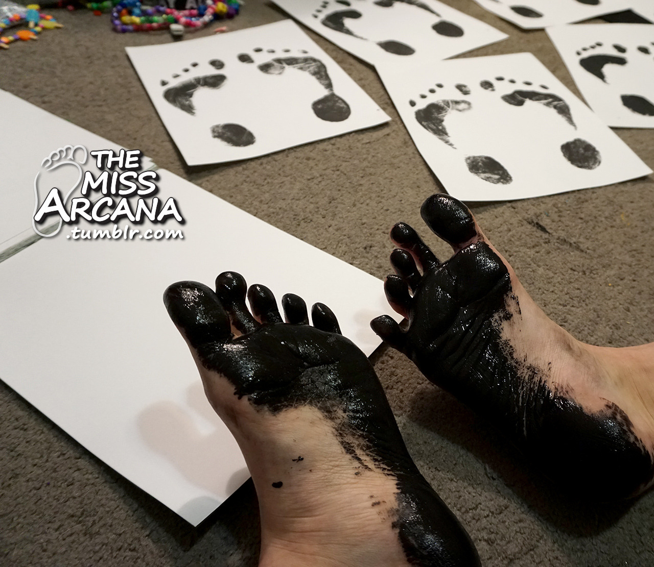 themissarcana:  so i decided to get messy and paint my feet. plus i have a nice camera