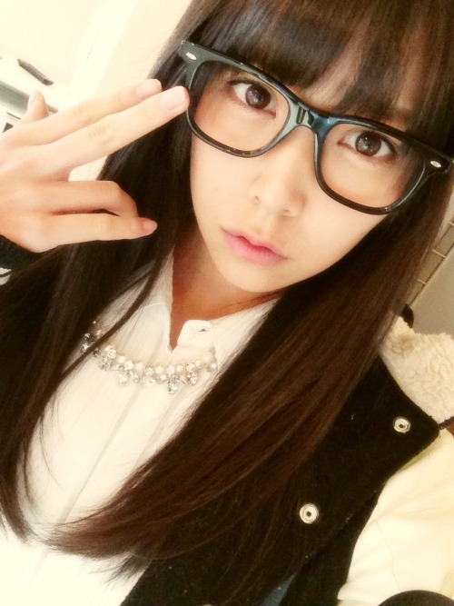 dkosim:  (G+) Shiroma Miru 14-12-13 18:50 (GMT+9) 今ね！！！ Right now！！！ 1人で、、、笑 Just me alone、、、lo