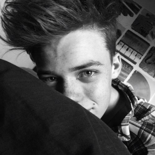 refreshes:  trxpicals:  hello i’m dan   so cute