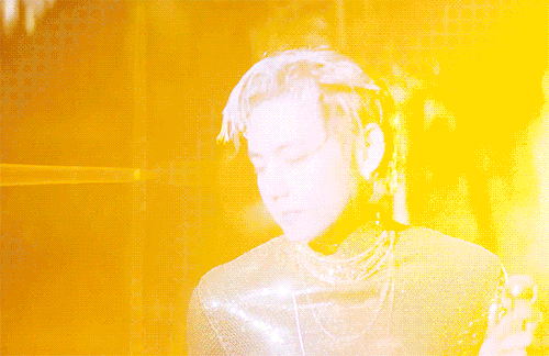 V "LOVE ME AGAIN", Dir. Shin Dongle