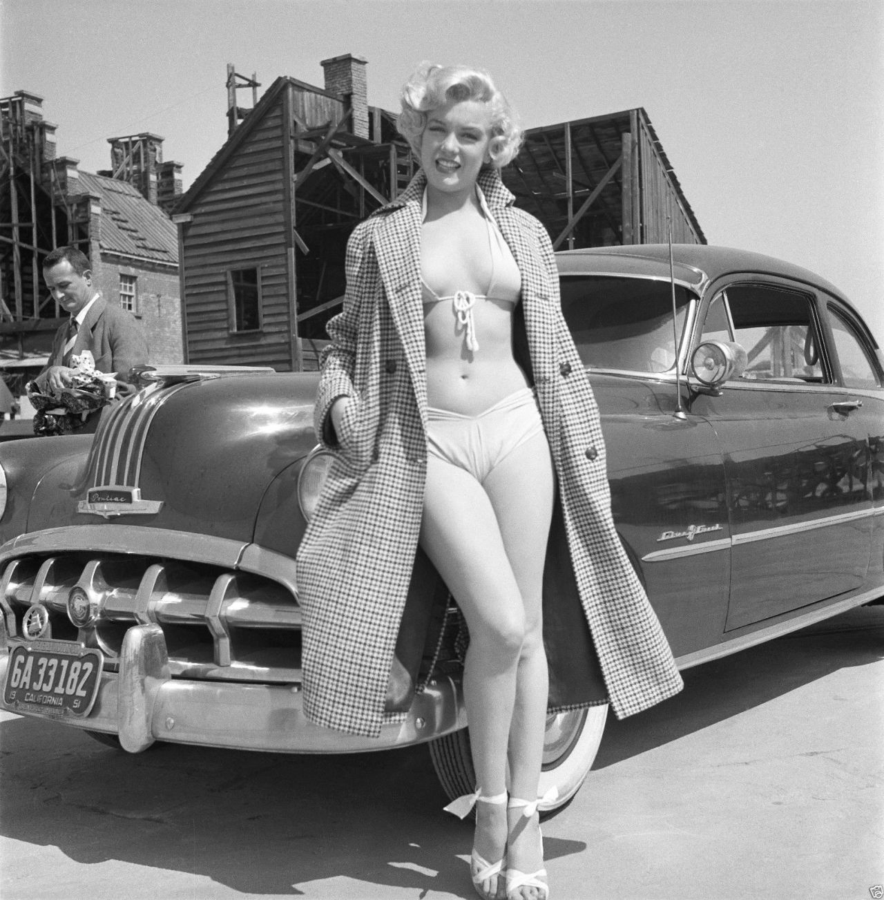 odk-2:   Marilyn Monroe Poses with a Pontiac ”Chieftain” (1951)Photos by Earl