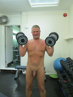 nudistguysonly:  Thanks for the photo submissionnaked gym workout