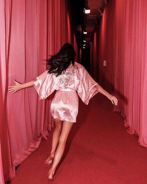 kendall-kyliee:  victoriassecret: The Runway Party’s almost over! JUST 3 HOURS LEFT for FREE SHIPPING on ษ. Don’t be late 😉 #VSFashionShow