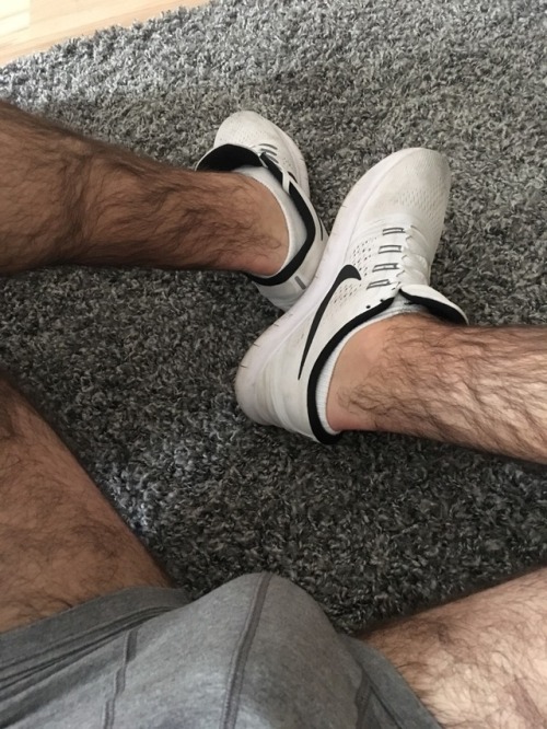 pbleglover7: doublelinebrian:Lookin a little fuzzy down there What super excellent hairy legs. Nice!