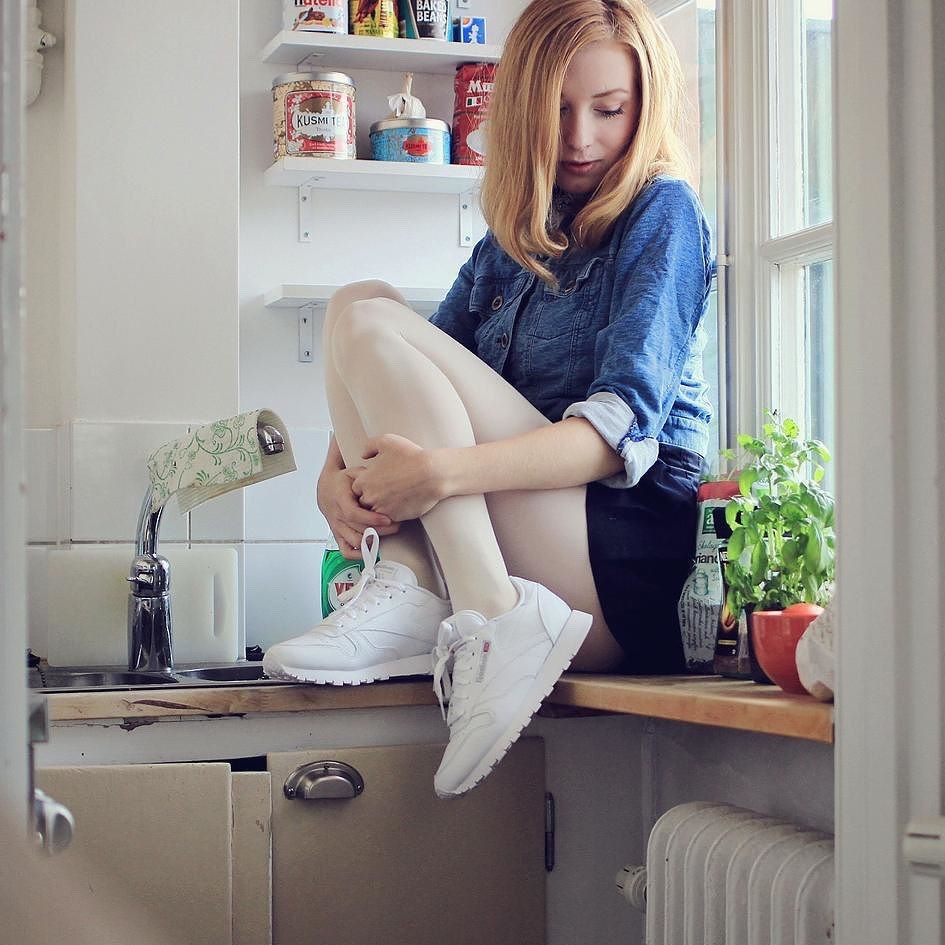 razumichin2:  White sneakers, white tights 