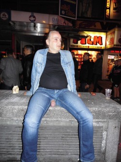 public-exhibitionist:  Reeperbahn  Great cock